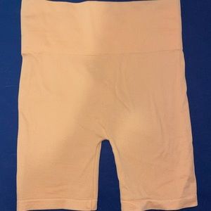 NWOT light orange ribbed biker shorts